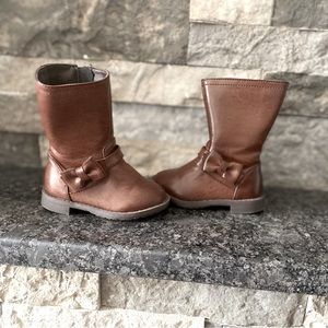 Children’s Place toddler girls brown boots with bow - size 4T